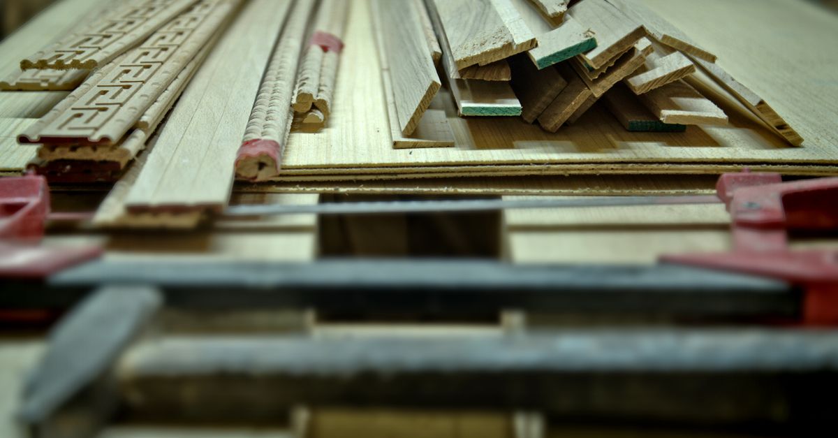 Banco de carpintería con formones, escuadra y tablas de madera